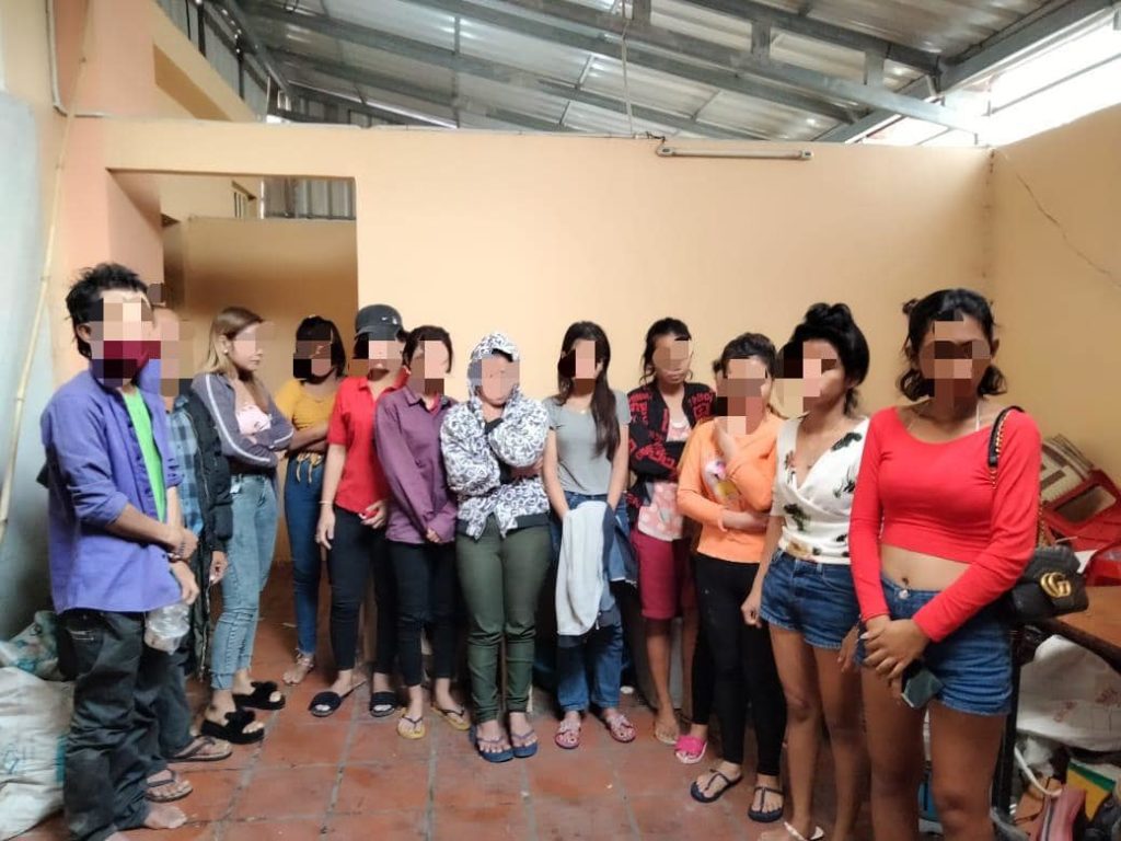 រដ្ឋបាលខណ្ឌដូនពេញ ចុះប្រមូលស្រ្តីរកសុីផ្លូវភេទ ដែលឈរនៅតាមរបង និង ក្រោមដើមឈើ រួមទាំងអ្នកគកជេរ(អ្នកចាប់ម៉ូយ) ជុំវិញវត្តភ្នំ