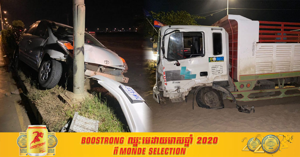 វ៉ាស្ដាំមិនផុតទាញចង្កូតមកឆ្វេងវិញកៀររថយន្តព្រូស ឡើងសួនច្បារទៅបុកផ្ទប់ជាប់បង្គោលភ្លើងខ្ទេចមួយកំណាត់មុខ និងរថយន្តដឹកទំនិញហោះរំលងសួនដាច់កង់មុខទាំងពីរ