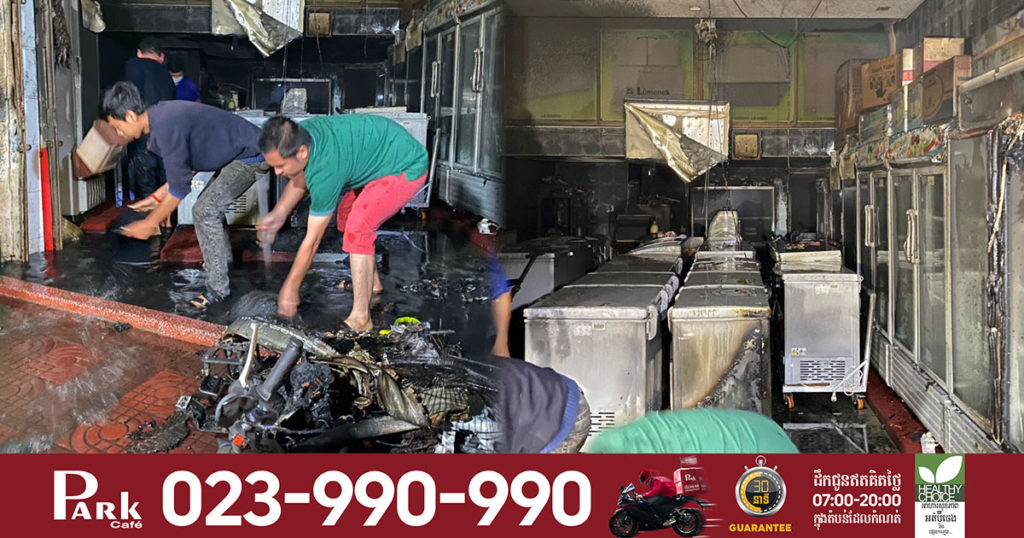 ចាស់ៗងើបហាត់ប្រាណពីព្រលឹម និងពិសារកាហ្វេជុំគ្នា ស្រាប់តែធុំក្លិនឈ្ងៀមដូចឆេះអ្វីម៉្យាង ក៏ងាកមើលឃើញអណ្ដាតភ្លើងកំពុងឆាបឆេះនៅក្នុងផ្ទះលក់គ្រឿងអេឡិចត្រូនិក ធ្វើឲ្យផ្អើលទាំងព្រលឹម