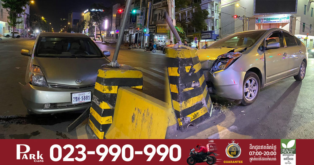 ជនជាតិចិនបើកឡានលឿនដូចហោះ ជ្រុលទៅបុករបាំងថ្មពុះចែកទ្រូងផ្លូវ រួចដាក់មេប្រូចបាត់ទុកឡានចោលកណ្តាលផ្លូវ