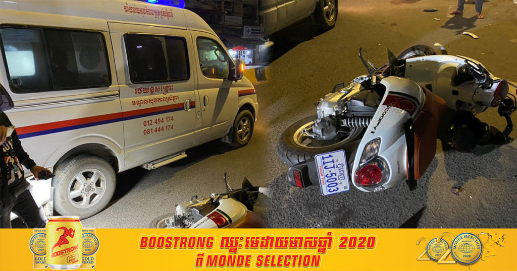 បុរសម្នាក់បើកម៉ូតូយ៉ាងលឿន ជ្រុលបុករថយន្តសាមុយពេញទំហឹង បណ្ដាលឲ្យម្ចាស់ម៉ូតូរងរបួសធ្ងន់សន្លប់ស្ដូកស្ដឹង