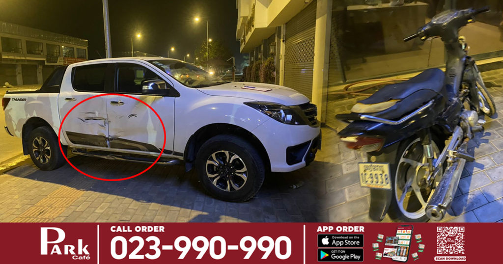 រថយន្តបត់ត្រលប់ក្រោយ ធ្វើឲ្យម៉ូតូអកហ្សឺជ្រុលទៅបុកខ្ទេចមួយចំហៀង ម្តាយម្ចាស់ម៉ូតូមកដល់គ្រាន់តែដឹងតម្លៃជួសជុលរថយន្ត ក៏ស្រែកទ្រហោយំលើកដៃសំពះម្ចាស់រថយន្ត ដោយសារមានតែ១០ម៉ឺនរៀល