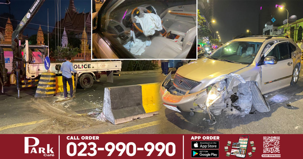 រថយន្តឡិចស៊ីសស៊េរីទំនើបបើកយ៉ាងលឿនរេចង្កូតទៅបុករបាំងថ្មពុះចែកផ្លូវខ្ទាតទៅកណ្ដាល ឯរថយន្តផ្ទុះកង់ និងបាក់កាឡេបើកលែងរួច