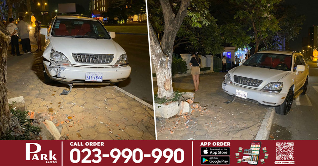 នារីរូបស្រស់បើករថយន្ត LEXUS ក្នុងសភាពលឿន បានរេចង្កូតទៅបុកខឿនផ្លូវរួចបន្តទៅបុកស៊ុមថ្មបាំងដើមឈើ បណ្ដាលឲ្យបាក់បែកនិងខូចខាតរថយន្តយ៉ាងដំណំ