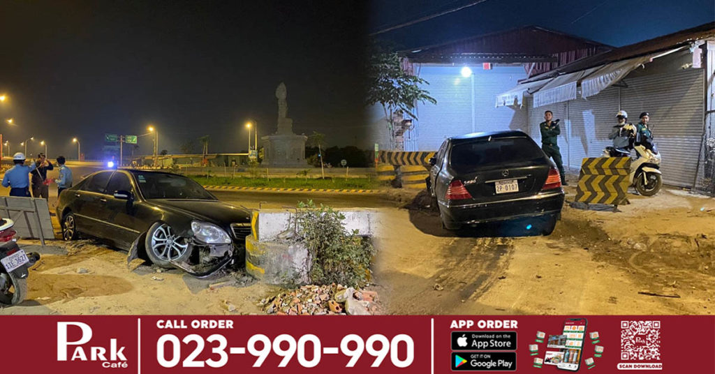 រថយន្ត Mercedes ស៊េរីទំនេីបបើកចុះពីលើស្ពានដាច់ហ្រាំ្វង រេចង្កូតបុកឡើងរង្វង់មូល ហើយក៏បន្តទៅបុកផ្ទប់របាំងថ្ម  បណ្ដាលឲ្យខ្ទេចមួយកំណាត់មុខ ចំណែកម្ចាស់រថយន្តរត់គេចខ្លួនបាត់