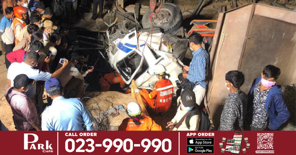 រថយន្តបែនដឹកថ្ម បើកលឿនជ្រុលបុករថយន្តដឹកស៊ីម៉ងត៍ពេញទំហឹង បណ្តាលឲ្យក្រឡាប់ធ្លាក់ផ្លូវ គៀបជាប់តៃកុងក្នុងរថយន្ត