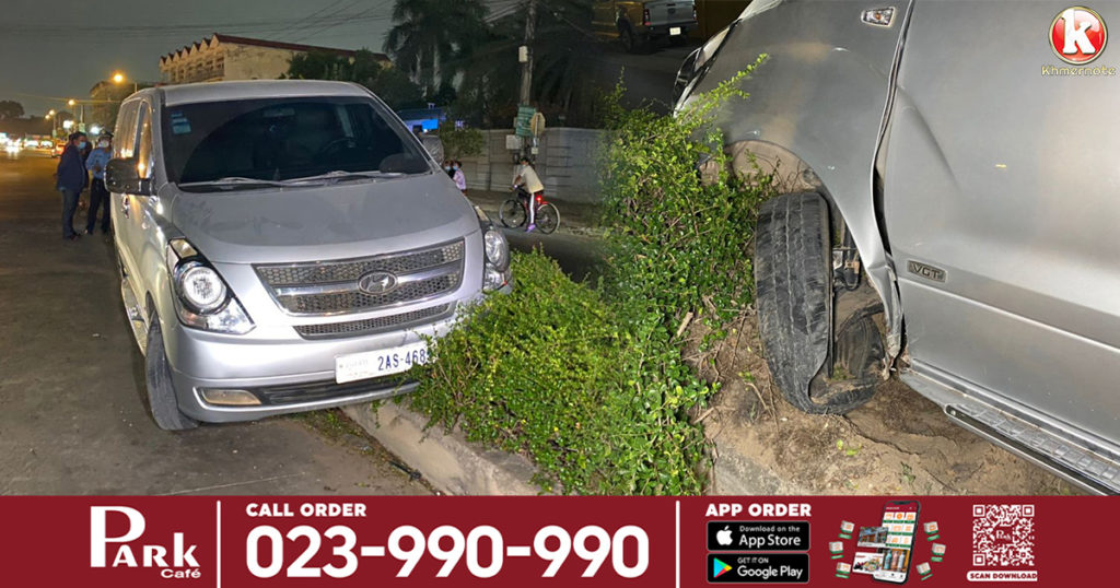 រថយន្តស្តារិចបើកលឿន ជ្រុលបុកឡើងកល់ជាប់លើខឿនសួនពុះចែកផ្លូវ ហើយម្ចាស់រថយន្តប្រុងសណ្ដោងចេញ ត្រូវសមត្ថកិច្ចខណ្ឌពោធិ៍សែនជ័យឃាត់ទាន់