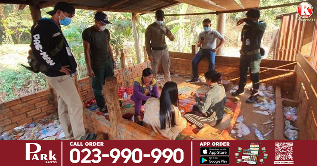 ក្រុមស្ត្រីមេផ្ទះជុំគ្នាលេងបៀរក្នុងទ្រុងជ្រូក ផ្អើលរត់ចែកផ្លូវគ្នាហុយដីសំពោង អ្នកខ្លះចូលព្រៃ អ្នកខ្លះរត់ឡើងផ្លោះរបង ខណៈកម្លាំងកងអន្តរាគមន៍ ឆ្មក់ចូលបង្ក្រាប (មានវីដេអូ)