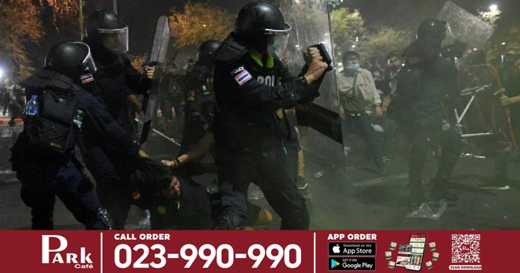 ពលរដ្ឋថៃចំនួន ៣៣នាក់បានរងរបួសនិង ៥នាក់ផ្សេងទៀតត្រូវចាប់ខ្លួននៅក្នុងហេតុការណ៍តវ៉ាមួយនៅក្បែរព្រះបរមរាជរាំងថៃ