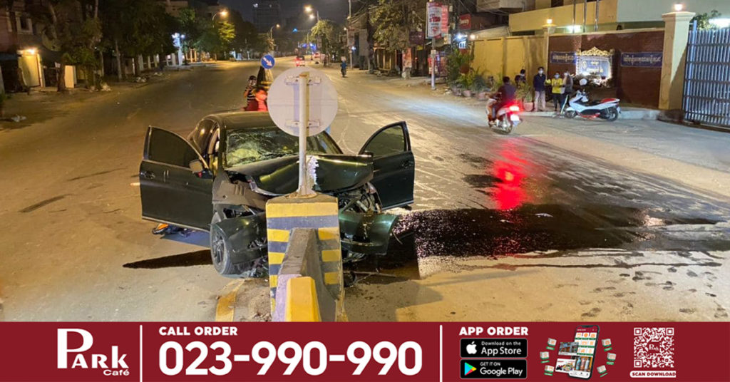 រថយន្ត LEXUS បើកលឿនដូចហោះ រេចង្កូតទៅបុករបាំងថ្មពុះចែកទ្រូងផ្លូវ បណ្ដាលឲ្យរថយន្តរួញផ្នែកខាងមុខខូចខាតយ៉ាងដំណំ និងរងរបួសស្រាលមនុស្ស២នាក់