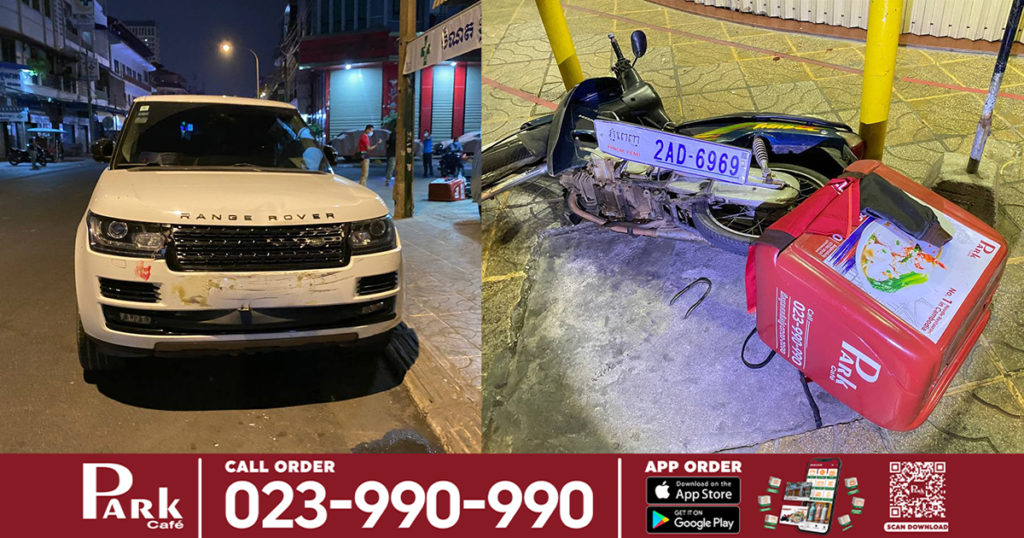 Range Rover ស៊េរីទំនើបបើកឆ្លងកាត់ផ្លូវបំបែកមិនបន្ថយល្បឿន ទៅបុកជាមួយម៉ូតូដឹកម្ហូបតាមអនឡាញ បណ្ដាលឲ្យខ្ទាតបើងបោកផ្ទប់បង្គោលដែករងរបួសធ្ងន់ ចំណែកម្ចាស់រថយន្តរត់គេចបាត់ស្រមោល