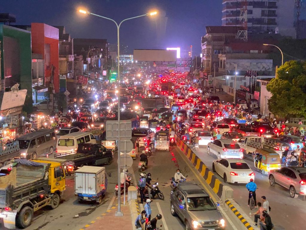 ស្ថានភាពកកស្ទះចរាចរណ៍យ៉ាងខ្លាំងនៅច្រមុះជ្រូកក្បាលថ្នល់​ និងស្ពានព្រះមុនីវង្ស​(ច្បារអំពៅ​) ផ្លូវព្រះមុនីវង្ស​ នាព្រលប់ថ្ងៃទី០៨ ខែមេសា​ ឆ្នាំ២០២១នេះ