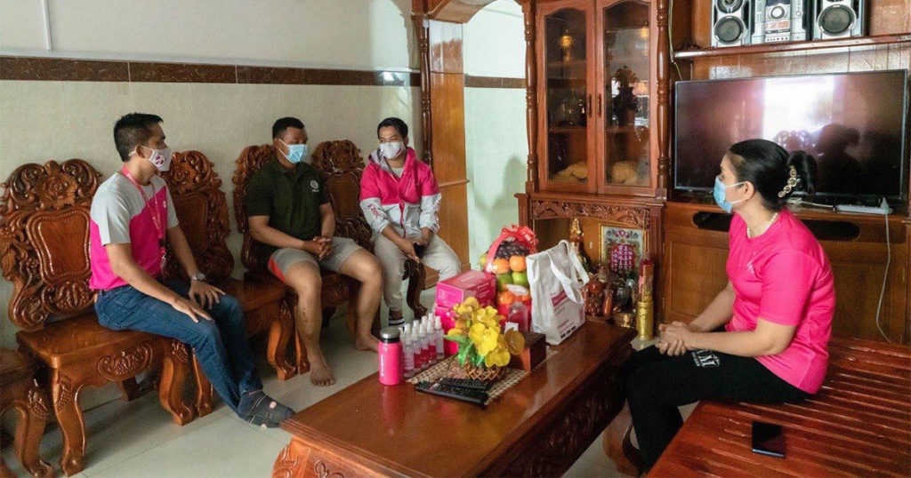 តំណាងក្រុមហ៊ុន foodpanda បានទៅសួរសុខទុក្ខ និងចេញថ្លៃព្យាបាលដល់សមត្ថកិច្ចមួយរូប ដែលបានរងរបួស ដោយសារដៃគូដឹកជញ្ជូនម្ហូបបើកម៉ូតូជ្រុលប៉ះ ពេលកំពុងបំពេញការងារ