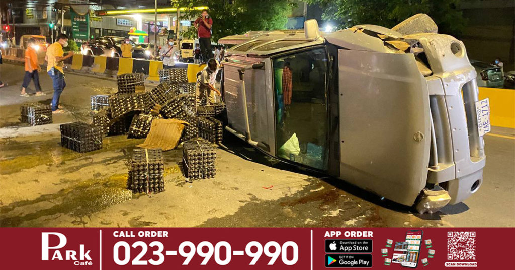 ដកបម្រាមគោចរភ្លាម មានគ្រោះថ្នាក់ចរាចរណ៍ភ្លែត! រថយន្តមួយបាំងកន្លះដឹកពងទាជ្រុលចង្កូតបុករបាំងថ្មពុះចែកទ្រូងផ្លូវពេញទំហឹង ក្រឡាប់ផ្ញារជើងធ្លាក់ពងទាបែកពេញថ្នល់