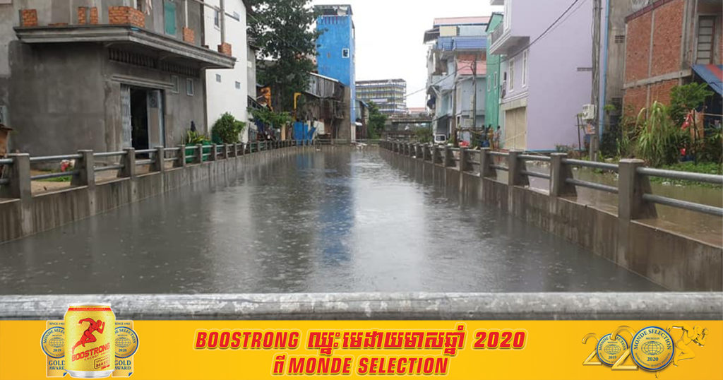 ភ្លៀងមួយមេធំមែន ប៉ុន្តែនៅលើផ្ទៃទឹកប្រឡាយស្ទឹងមានជ័យ មិនមានសំរាមនោះទេ នេះដោយសារការចូលរួមរបស់ប្រជាពលរដ្ឋ