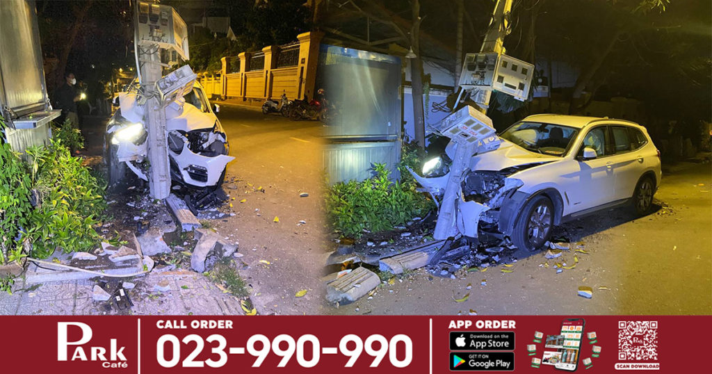 ស្រីស្អាតបើករថយន្ត BMW ស៊េរីទំនើបបណ្តើរ ប្រើទូរស័ព្ទបណ្តើរ ធ្វើឲ្យរេចង្កូតឡើងចិញ្ចើមផ្លូវបុកបង្គោលភ្លើងបាក់អស់មួយដើម រួចគេចខ្លួនបាត់