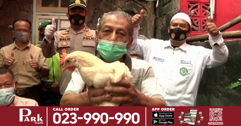 ក្រុងមួយនៅឥណ្ឌូនេស៊ីសម្រេចផ្តល់រង្វាន់មាន់រស់មួយក្បាលដល់ពលរដ្ឋណា ដែលបានចាក់វ៉ាក់សាំងកូវីដ ១៩ រួចរាល់ (មានវីដេអូ)