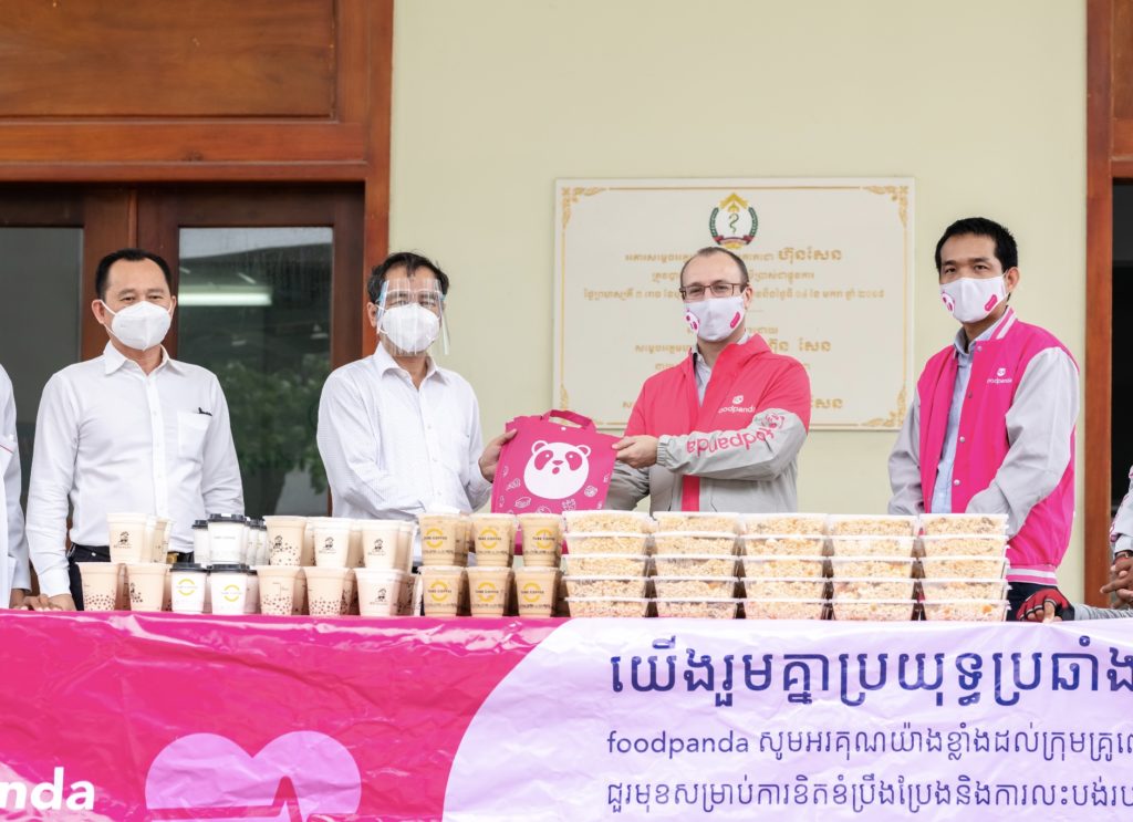 ដើម្បីផ្តល់ជាកម្លាំងចិត្តដល់ក្រុមគ្រូពេទ្យជួរមុខ foodpanda នាំយកភេសជ្ជៈ និងអាហារជូនមន្ទីរពេទ្យធំៗមួយចំនួន