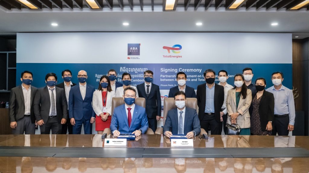 ធនាគារ ABA និងក្រុមហ៊ុន តូតាល់កម្ពុជា ចាប់ដៃគូ ផ្តល់សេវាទូទាត់បែបឌីជីថល ដើម្បីបម្រើអតិថិជនឲ្យកាន់តែប្រសើរជាងមុន