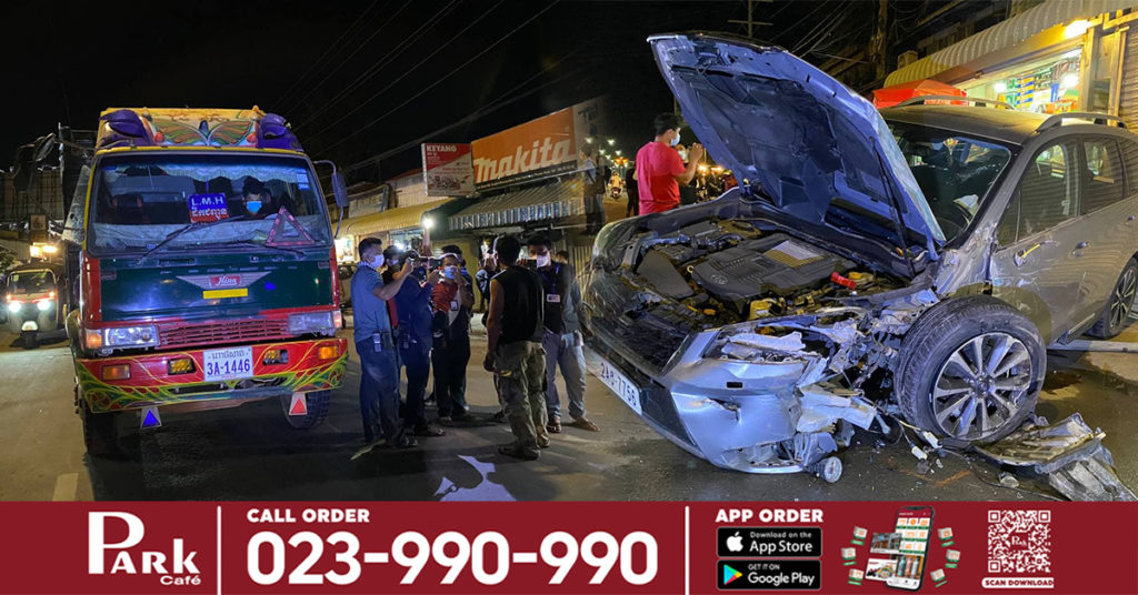 បុរសម្នាក់បើករថយន្តលឿនទាំងស្រវឹង ជ្រុលទៅបុករថយន្តយីឌុបដឹកគោ បណ្ដាលអោយខ្ទាតវិលមួយជុំ បុកចូលផ្ទះប្រជាពលរដ្ឋ