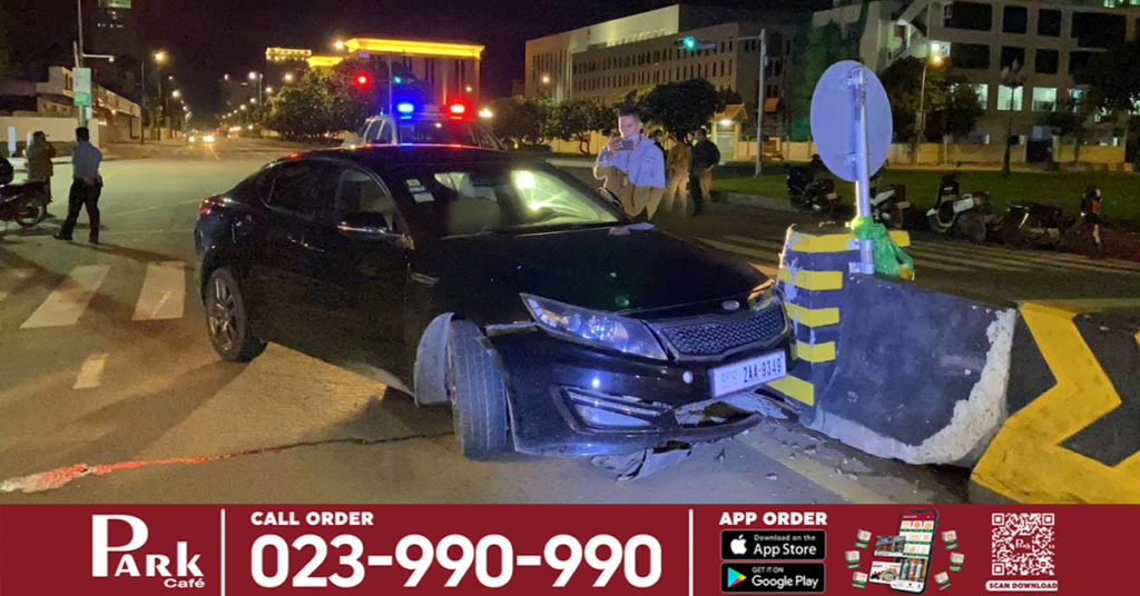 រថយន្ត KIA OPTIMA បើកបុករបាំងថ្មក្បាលព្រួញពុះចែកទ្រូងផ្លូវពេញទំហឹង បណ្ដាលឲ្យរថយន្តជិះទៅមុខលែងរួច បង្កការភ្ញាក់ផ្អើលដល់អ្នកដំណើររាយការណ៍ទៅសមត្ថកិច្ច