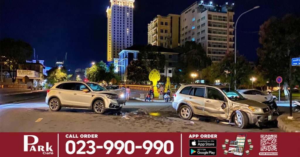 បុរសជនជាតិចិនបើករថយន្តសេរីទំនើបបោះពួយយ៉ាងលឿន ឆ្លងផ្លូវបំបែកជាបួនមិនប្រយ័ត្ន ទៅបុកជាមួយរថយន្តមួយគ្រឿងយ៉ាងពេញទំហឹង តែសំណាងល្អមិនបណ្ដាលអោយនរណាម្នាក់រងរបួសទេ