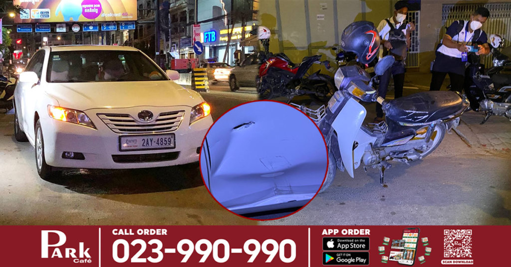 នារីរូបស្រស់សោភាបើករថយន្តបត់ត្រឡប់ក្រោយ ខ្វះការប្រុងប្រយ័ត្ន ត្រូវបានបុរសម្នាក់បើកម៉ូតូយ៉ាងលឿន ចាប់ហ្វ្រាំងមិនទាន់ជ្រុលបុកចំហៀងទ្វារខូចខាតយ៉ាងដំណំ