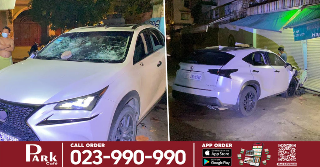 រថយន្តសេ៊រីទំនើបNX200 បើកដេញបុកក្រុមក្មេងស្ទាវម្នាក់ បណ្ដាលឲ្យរងរបួស ក៏ជ្រុលចង្កូតទៅបុកទ្វារហាងកាហ្វេបាក់អស់ពីរផ្ទាំង ទៅមុខលែងរួច ហើយក្រុមក្មេងស្ទាវនាំគ្នាយកដុំថ្ម ដុំឥដ្ឋ វាយកម្ទេចរថយន្តតែម្ដង