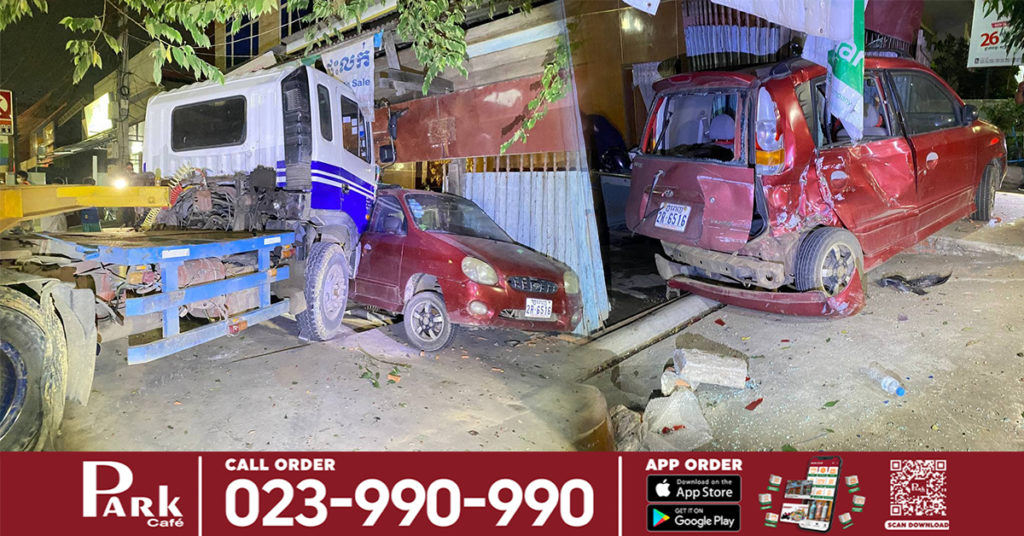 រថយន្តកុងតៃន័រ បើកលឿនគេចពីម៉ូតូក្មេងស្ទាវមួយក្រុម ក៏ជ្រុលឡើងលើចិញ្ចើមផ្លូវបុករថយន្តមួយគ្រឿងកំពុងចតមុខផ្ទះ ហើយរុញទៅបុកទម្លុះទ្វារប្រជាពលរដ្ឋបាក់ខ្ទេច ខូចខាតយ៉ាងដំណំ