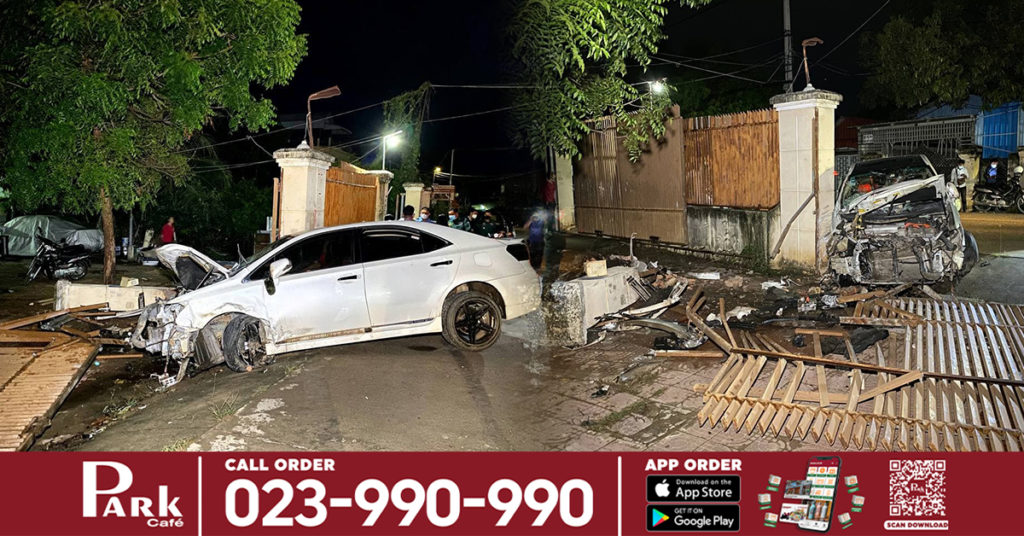 លាន់លឺដូចរន្ទះ! នារីម្នាក់ រួមជាមួយអ្នកដំណើរ២នាក់ទៀត បើករថយន្តទៅបុកទ្វារដែករបងផ្ទះរបស់ប្រជាពលរដ្ឋ បណ្ដាលអោយបាក់របើកទាំងថ្នឹម