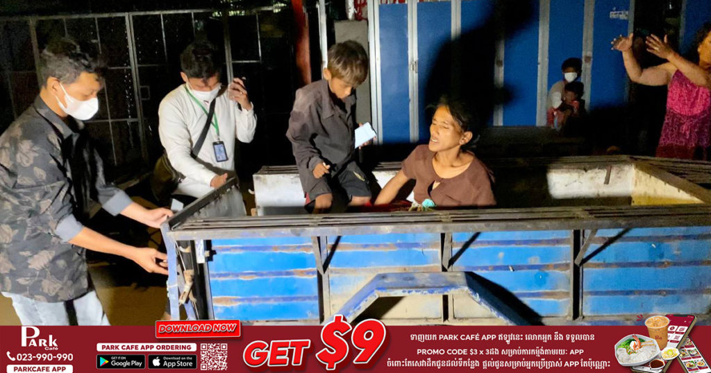 ស្ត្រីអនាថាមានផ្ទៃពោះគ្រប់ខែម្នាក់ បែកទឹកភ្លោះជិតឆ្លងទន្លេ ត្រូវអ្នកដំណើរ និងក្រុមអ្នកសារព័ត៌មានជួយសុំឲ្យគេជួយដឹកទៅមន្ទីរពេទ្យ សម្រាលបានជោគជ័យសុវត្ថិភាពទាំងម្តាយនិងកូន