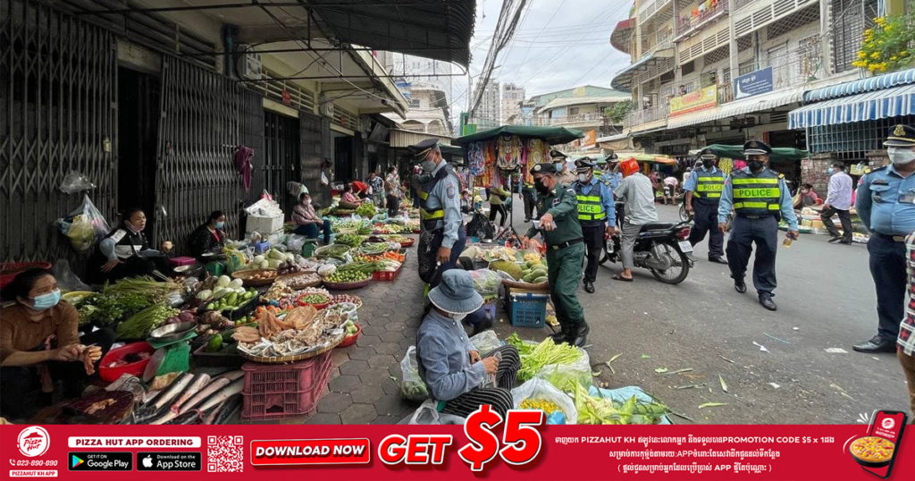 ផ្លូវ០១ខ្សែក្នុងខណ្ឌ៧មករា ដែលតែងរងការកកស្ទះចរាចរណ៍រៀងរាល់ថ្ងៃដោយសារអាជីវករយកទ្រូងផ្លូវដាក់លក់បន្លែនិងទំនិញ ត្រូវបាននគរបាលសណ្តាប់ធ្នាប់ចុះទៅណែនាំនិងទុកពេល០៣ថ្ងៃរុះរើឱ្យអស់ទៅរកកន្លែងលក់ផ្សេង