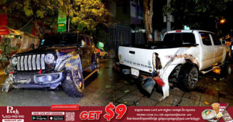 រថយន្ដស៊េរីទំនើបJEEP WRANGLER បើកលឿនដូចហោះ ខណៈមេឃកំពុងភ្លៀង មិនប្រយ័ត្នក៏ជ្រុលទៅបុករថយន្ត២គ្រឿងផ្ទុបនិងដើមឈើ បណ្ដាលអោយរថយន្តខូចខាតទៅមុខលែងរួច