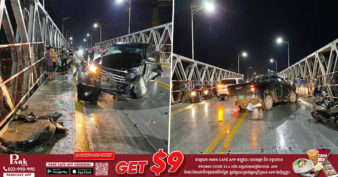 រថយន្ត HILUX Revo បើកលឿនខណៈមេឃកំពុងភ្លៀង ខ្វះការប្រុងប្រយ័ត្ន ក៏រេចង្កូតទៅបុកខឿនបង្កាន់ដៃស្ពានដែកបាឡេពេញទំហឹង បណ្ដាលអោយខូចខាតរថយន្តផ្នែកខាងមុខយ៉ាងដំណំ