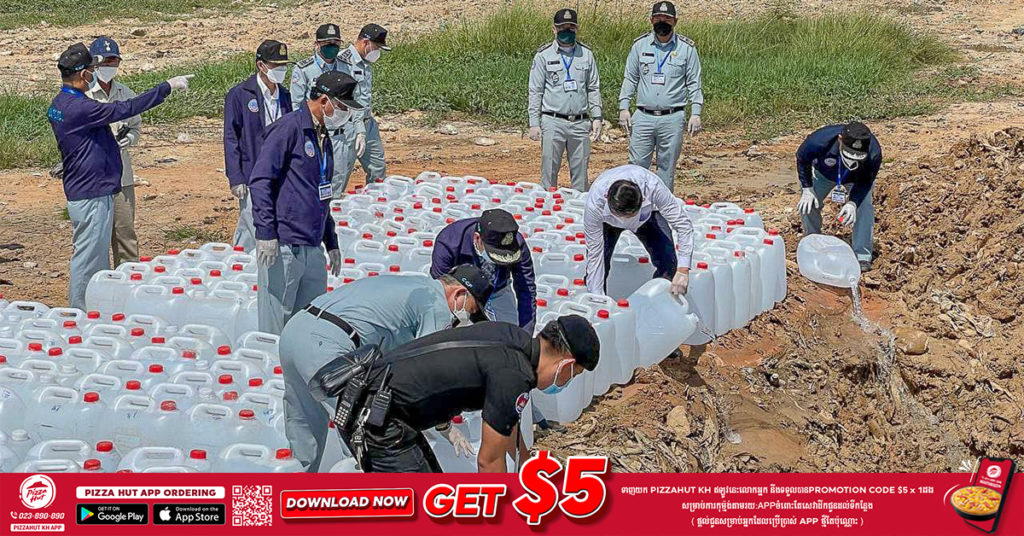 អាល់កុលក្លែងក្លាយប្រមាណ ២១តោន ដែលដកហូតពីទីផ្សារកន្លងមកត្រូវបានកម្ទេចចោលនៅទីលានចាក់សំរាម ខណ្ឌដង្កោ