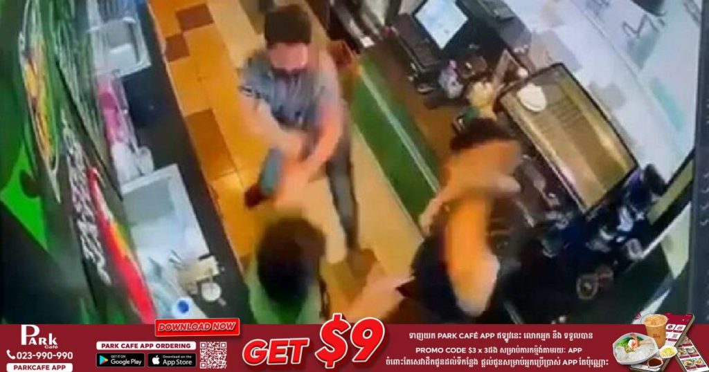 បុគ្គលិកហាងកាហ្វេម្នាក់ត្រូវគេចូលទៅវាយយ៉ាងដំណំដល់ក្នុងហាង ព្រោះរូបគាត់ស្និតស្នាលជាមួយនឹងសង្សាគេខ្លាំងពេក