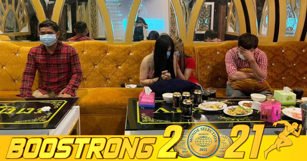 គ្មានខ្លាចឆ្លងសោះ! ឃាត់ខ្លួនមនុស្សប្រុស-ស្រីចំនួន២១នាក់ចូលផឹកស៊ីសប្បាយក្អាកក្អាយក្នងខារ៉ាអូខេមួយកន្លែង ដែលលួចបើកល្មើសវិធានរដ្ឋបាល