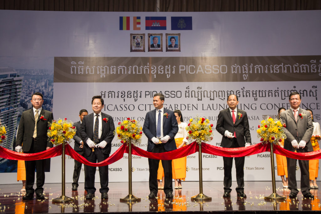 ឧត្តមសេនីយ៍ឯក ហ៊ុន ម៉ាណែត អគ្គមេបញ្ជាការរងនៃកងយោធពលខេមរភូមិន្ទ មេបញ្ជាការកងទ័ពជើងគោក បានចូលរួមសម្ពោធការសាងសង់អគារពីកាសូ ស៊ីធី ហ្គាដិន នៅឆ្នាំ ២០១៩ ហើយគម្រោងនេះត្រូវបានបញ្ចប់ជាស្ថាពរ