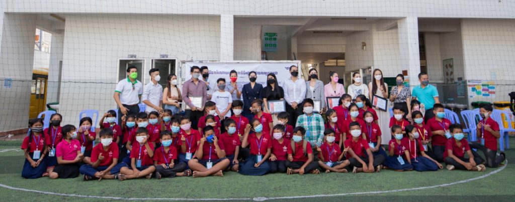 ពិធីករ ពិធីការិនី ជាច្រើនរូបរបស់ទូរទស្សន៍បាយ័ន បាននាំនូវសម្ភារៈសិក្សាមកចែកជូនដល់សិស្សអង្គការផ្កាយសមុទ្រ