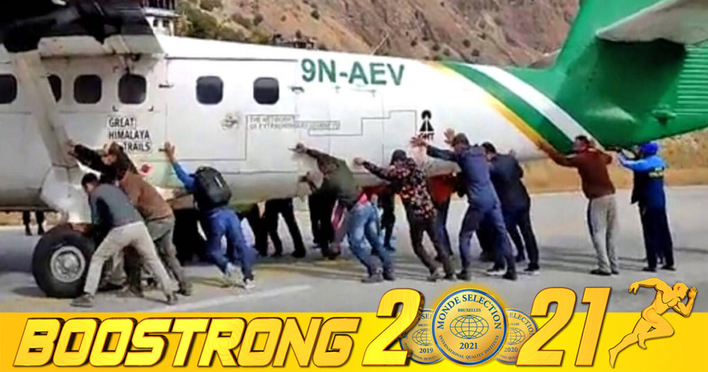 អ្នកដំណើរនាំគ្នាចុះជួយរុញយន្តហោះមួយគ្រឿង ក្រោយបែកកង់កណ្តាលផ្លូវ (មានវីដេអូ)