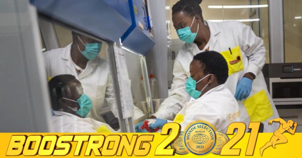 របាយការណ៍បឋមរបស់ WHO បង្ហាញថា អូមីក្រុងអាចចម្លងបានលឿននិងធ្វើឲ្យប្រសិទ្ធភាពវ៉ាក់សាំងចុះខ្សោយ តែមិនបង្ករោគសញ្ញាធ្ងន់ធ្ងរនោះទេ