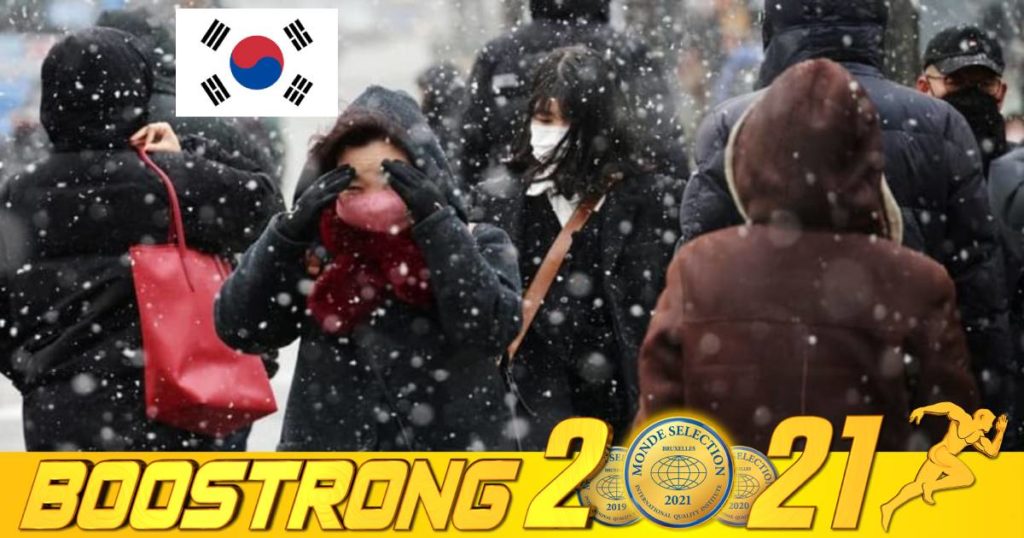 កូរ៉េខាងត្បូងរកឃើញអ្នកឆ្លងកូវីដប្រចាំថ្ងៃចំនួន ៨,៥៧១នាក់ដែលជាតួលេខច្រើនបំផុតមិនធ្លាប់មាន ខណៈអូមីក្រុងកំពុងរាតត្បាតខ្លាំងតាមសហគមន៍