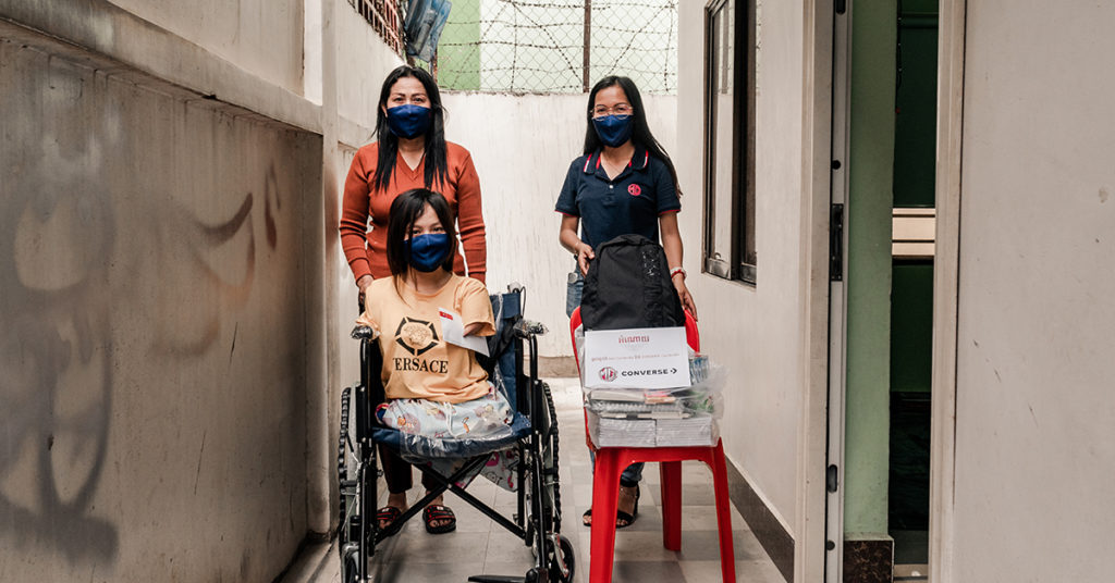 MG Cambodia សហការជាមួយ Converse Cambodia ដោយបាននាំយករទេះរុញថ្មី និងសម្ភារៈសិក្សាមួយចំនួនដើម្បីជួយដល់និសិ្សតពិការ ស៊ិន ស្រីហង្ស