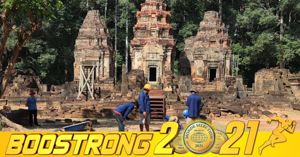 ក្រុមអ្នកបច្ចេកទេសអាជ្ញាធរជាតិអប្សរា ធ្វើការជួសជុលកម្រាលផ្លូវចូលប្រាសាទព្រះគោ