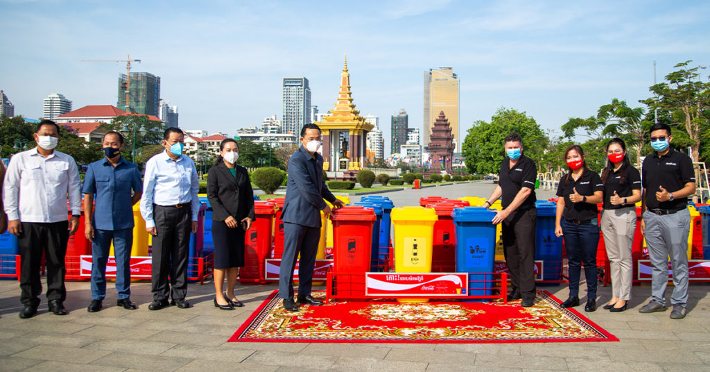 កូកា-កូឡា កម្ពុជា ប្រគល់ធុងបែងចែកសំរាមជូនសាលារាជធានីភ្នំពេញ