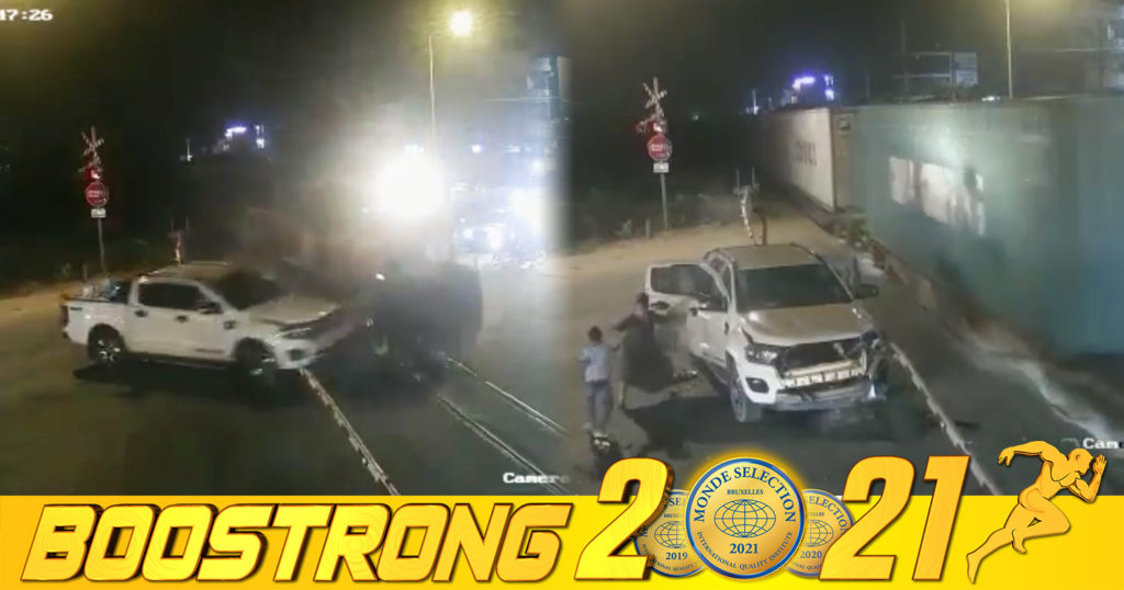 វីដេអូស្តែងៗ រថយន្តមួយគ្រឿងត្រូវរថភ្លើងបើកបុកមួយទំហឹង ដោយសារបើកបំពានរបាំងការពារ