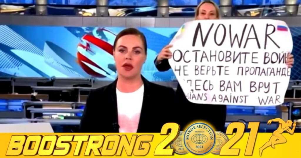 អ្នកប្រឆាំងនឹងសង្គ្រាមម្នាក់បានចេញមករំខានការផ្សាយផ្ទាល់កម្មវិធីព័ត៌មានរបស់ទូរទស្សន៍រុស្ស៊ីដែល មានអ្នកកំពុងទស្សនារាប់លាននាក់