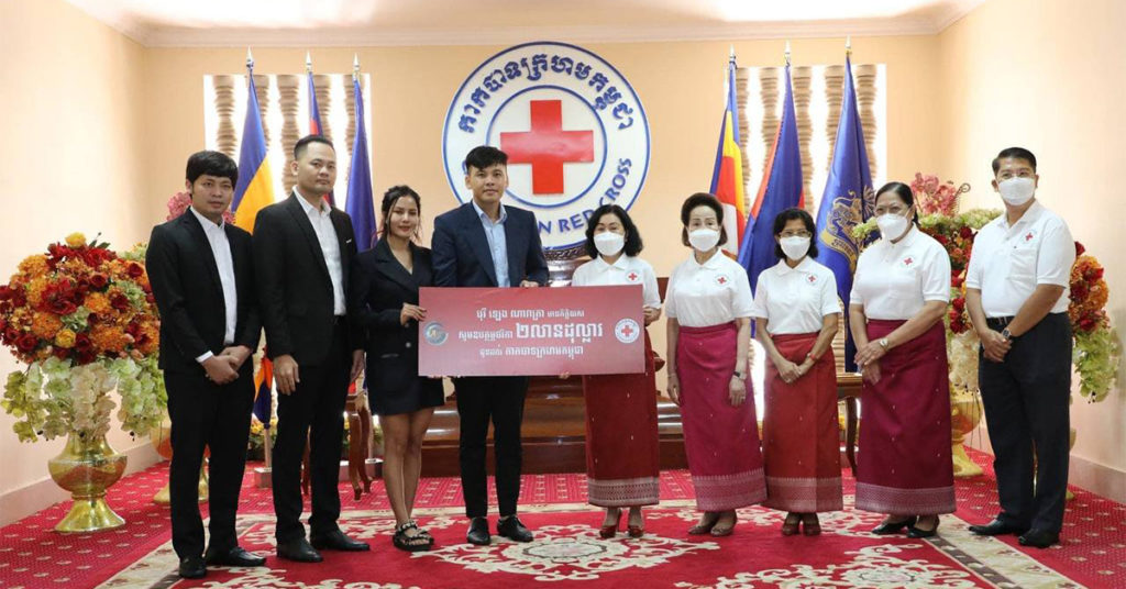 បើកឆាកខែថ្មីភ្លាម! ក្រុមហ៊ុនហ្គាឡាក់ស៊ី ណាវាត្រា និងបុរី ឡេង ណាវាត្រា បានឧតបត្ថម្ភថវិកា ២លានដុល្លារជូនកាកបាទក្រហមកម្ពុជា
