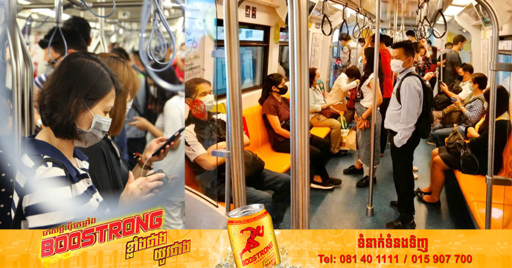 រថភ្លើងលើអាកាសថៃ (BTS SkyTrain) តម្រូវឱ្យអ្នកដំណើរពាក់ម៉ាស់គ្រប់ពេលជិះ ដើម្បីសុវត្ថិភាពសាធារណៈ ទោះរដ្ឋាភិបាលសម្រេចលុបចោលកាតព្វកិច្ចពាក់ម៉ាសក៏ដោយ