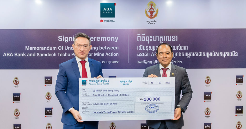 ធនាគារ ABA គាំទ្រគម្រោងសម្ដេចតេជោសម្រាប់គោលដៅកម្ពុជាគ្មានមីន តាមរយៈការបរិច្ចាគទឹកប្រាក់ 200,000  ដុល្លារអាមេរិក